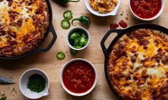 Pizza mit Käse und Speck